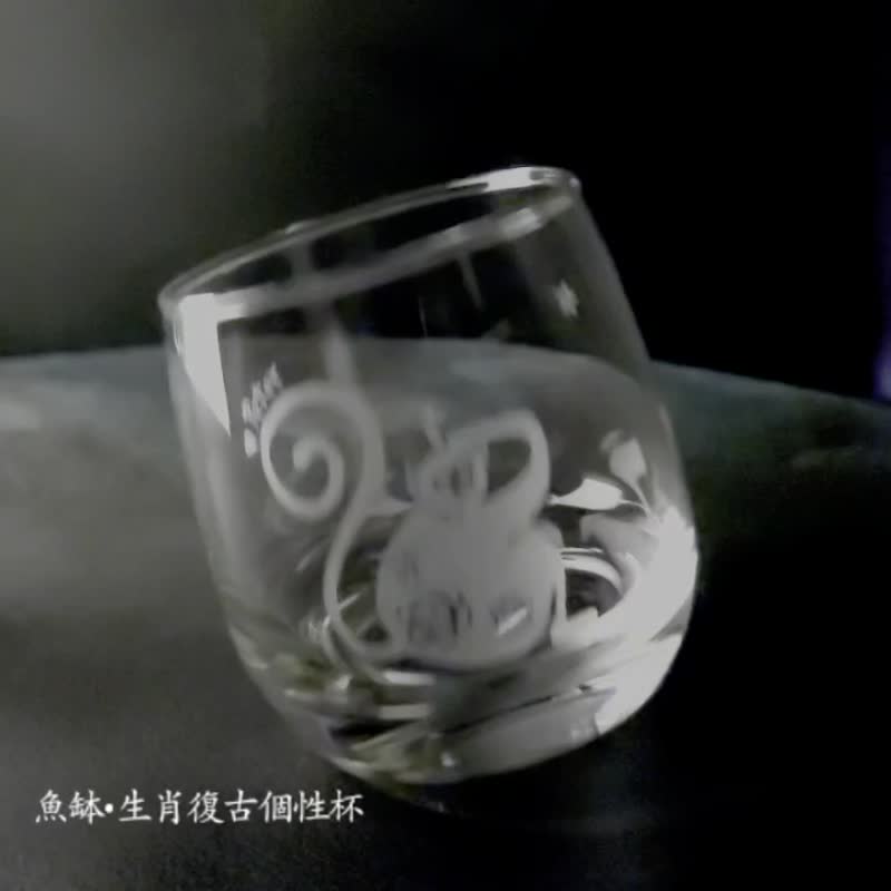 【復古生肖杯】客定手雕 搖擺杯 烈酒/調酒杯 雕圖/免費刻字 - 酒杯/酒器 - 玻璃 透明
