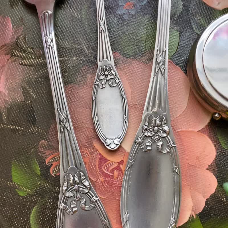 法國古董餐具蝴蝶結圖騰設計刀,  叉與茶匙. 餐具 - 餐具/刀叉湯匙 - 銀 銀色