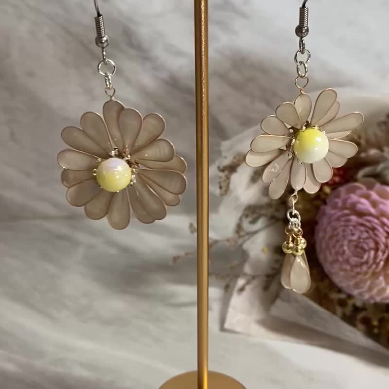 Jocelyn 水晶花飾品-瑪格麗特耳環-白/造花液/樹脂花/滴膠/耳飾// - 金工/飾品 - 樹脂 白色