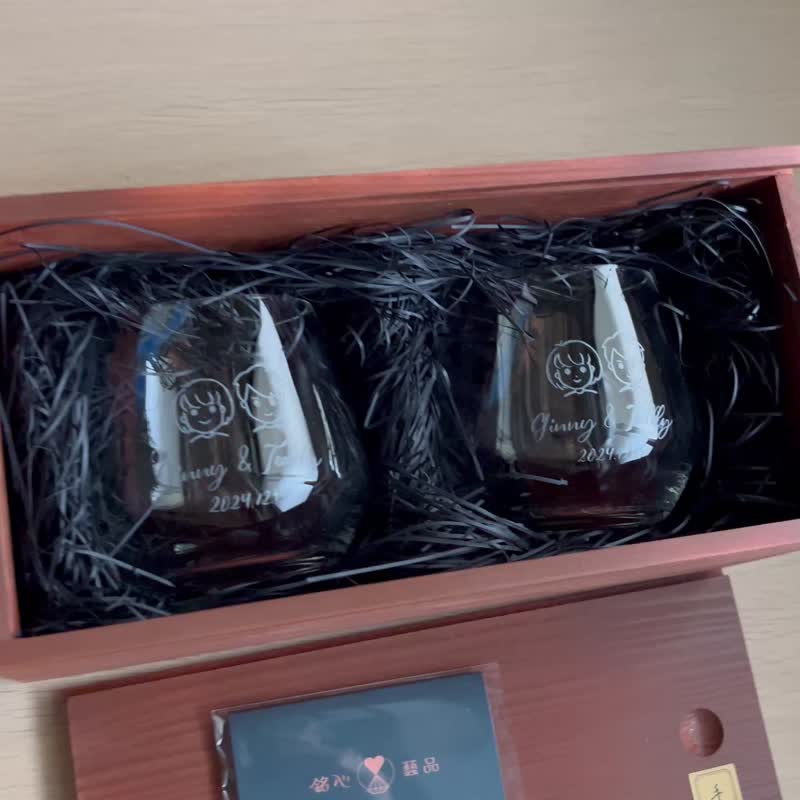 【客製化禮物】公版圖案任選雙人 可另客製化特徵 玻璃雕刻 杯子 - 酒杯/酒器 - 玻璃 透明