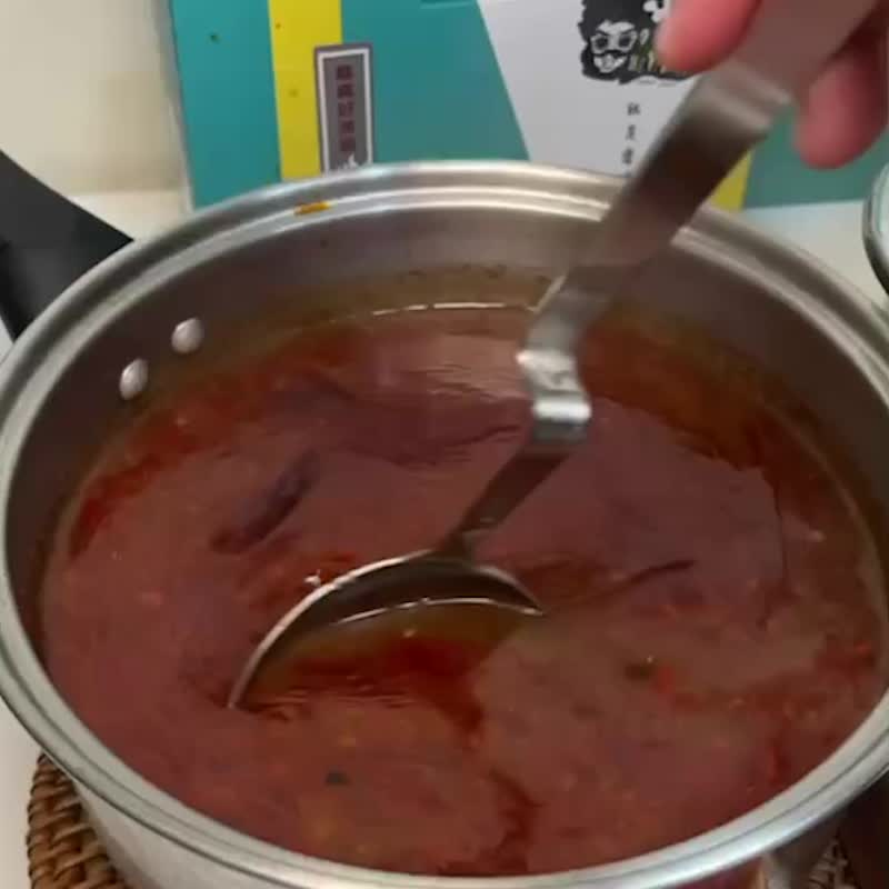 【辛いもの好きな方におすすめ】リネンリネン火鍋 – 独特の辛味火鍋スープの素 2パック - レトルト食品 - 食材 レッド