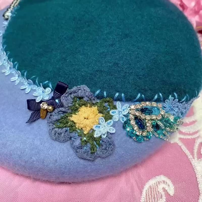 OTT獨一無二•Unique 天空藍湖藍色刺繡手鈎釘石畫家帽貝雷帽 - 帽子 - 羊毛 藍色
