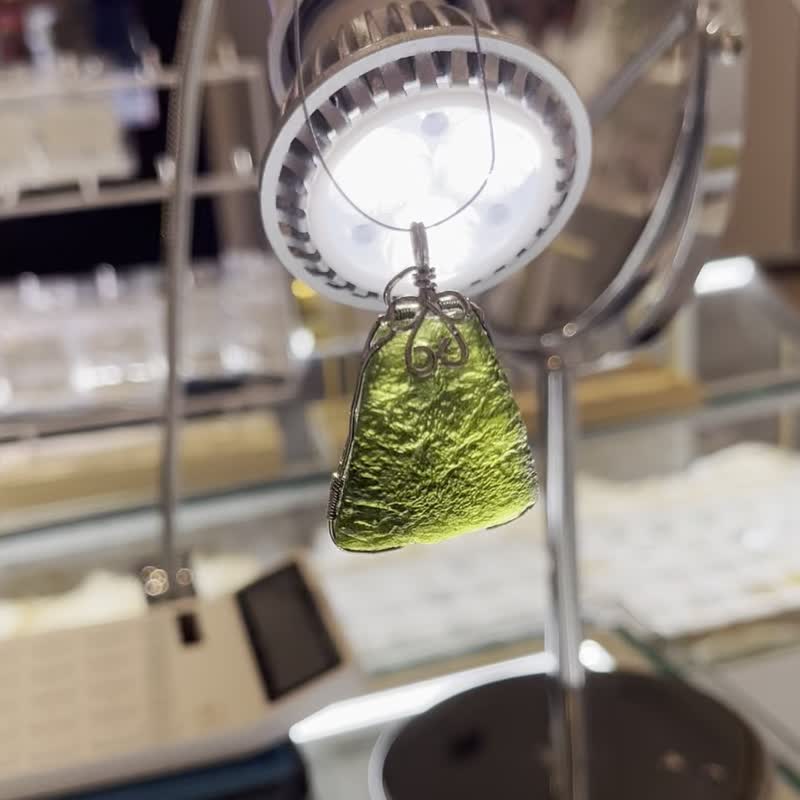 Natural hand-wound Czech green meteorite pendant 14g necklace with high frequency magnetic field to eliminate hesitation, avoid evil and eliminate fatigue - สร้อยคอ - เครื่องประดับพลอย สีเขียว