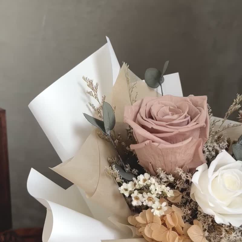 Bouquet of eternal roses in pale tones - Shop 36.5c-flower Dried