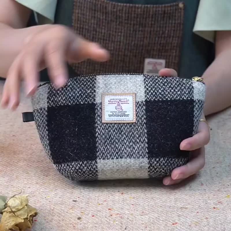 Harris coarse flower shell cosmetic bag Harris tweed handmade portable cosmetic small storage bag - กระเป๋าเครื่องสำอาง - ขนแกะ 