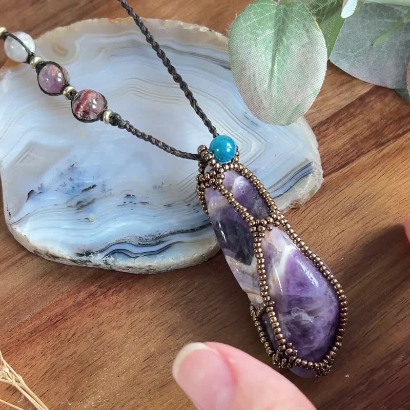 Chevron amethyst 玻璃米珠x天然石 紫水晶原石 串珠吊墜手編蠟繩 - 項鍊 - 水晶 紫色