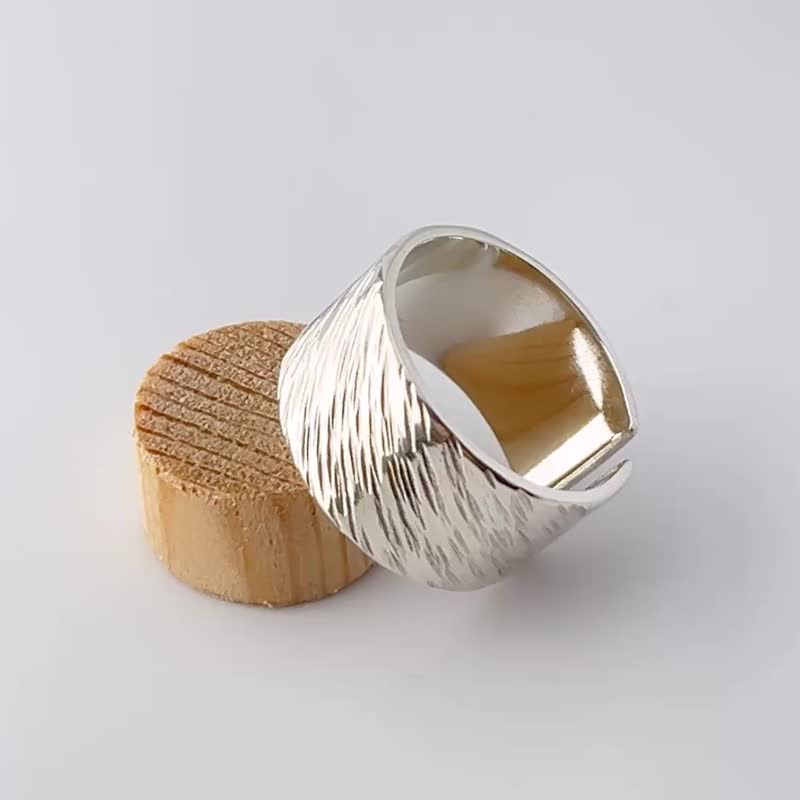 Open Ring in Textured 925 Sterling Silver 10mm - Designed in Italy - 戒指 - 純銀 銀色