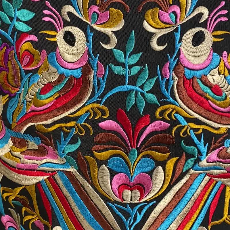 鳥柄のモン族刺繍枕カバータイ産のタッセルとポンポンで装飾されており、サイズは16x16インチです。 - 枕・クッション - コットン・麻 多色