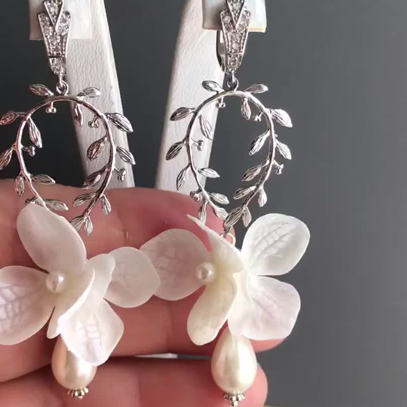 Pearl Flower Bridal Earring Hydrangea Clip-on Sterling Silver - 耳環/耳夾/耳骨夾 - 黏土 白色