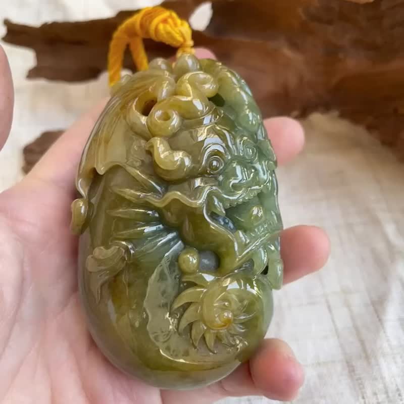 【龍福天降】天然緬甸翡翠-老藍水蜜黃沁色福龍手把件 - 吊飾/掛飾 - 玉石 綠色