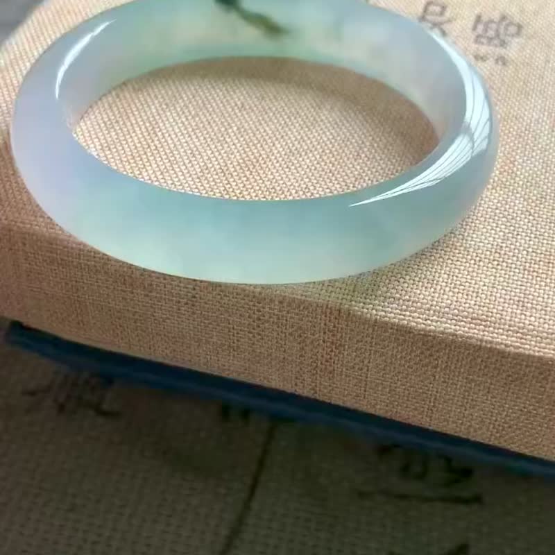 冰種翡翠天然翡翠玉鐲A玉手鐲 玉鈪 • 冰種熒光春帶彩翡翠貴妃鐲 - 手鍊/手環 - 玉石 