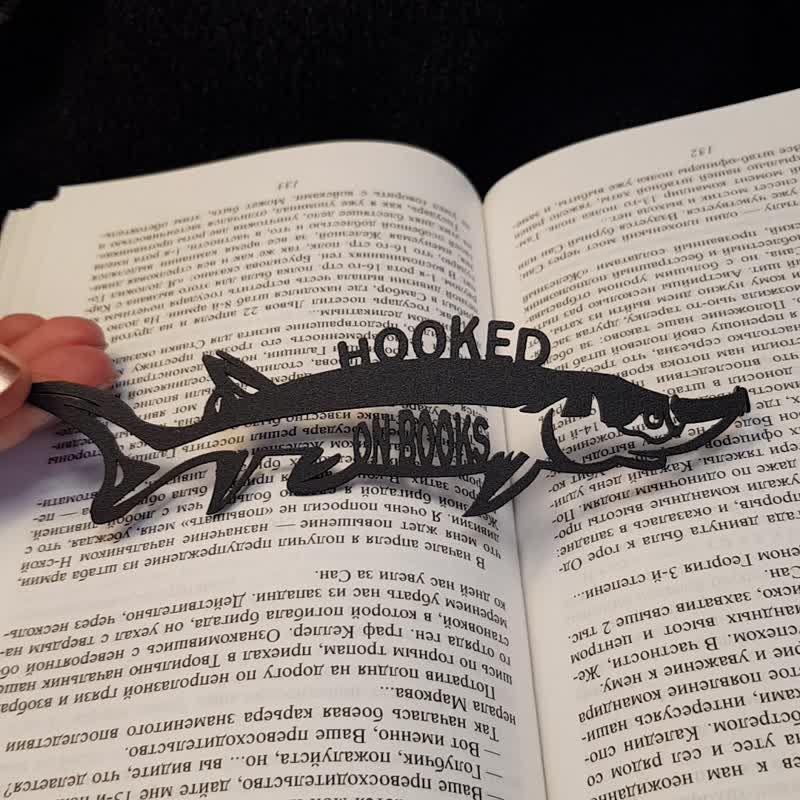Bookmark Hooked on Books | Small Bookish Gift for Avid Reader - 書籤 - 其他金屬 黑色