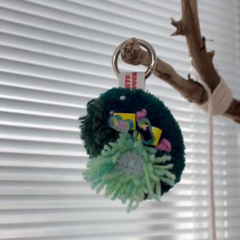 (Upcycling) A small flower garden hand mirror l Tufted Keychain Keyring - 鑰匙圈/鎖匙扣 - 繡線 白色