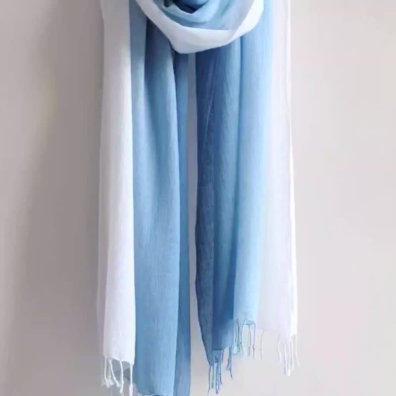 Handmade indigo-dyed original gradient scarf indigo-dyed gradient shawl scarf plant-dyed grass-dyed strong twist - ผ้าพันคอถัก - ผ้าฝ้าย/ผ้าลินิน สีน้ำเงิน