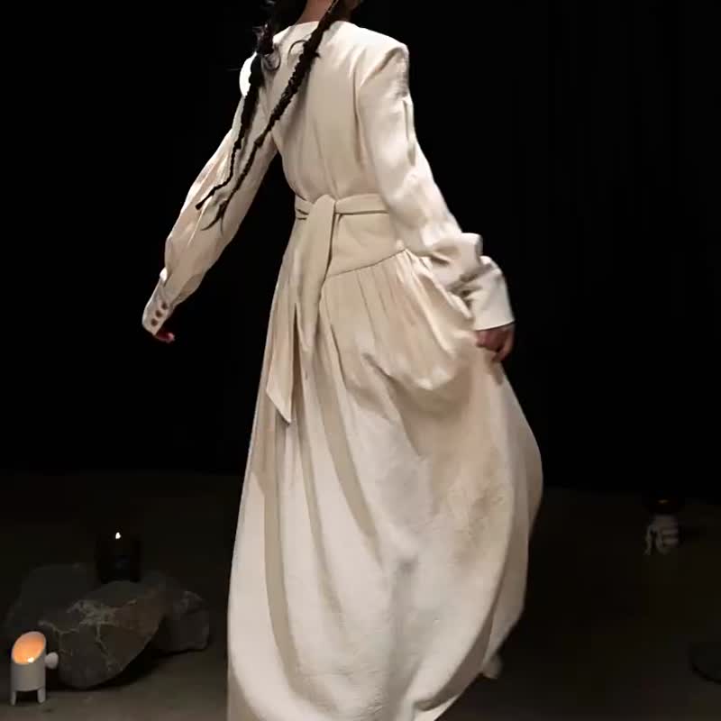 春季新款新中式交領綁帶亞麻長袖壓褶米白連衣裙 - 洋裝/連身裙 - 其他材質 白色