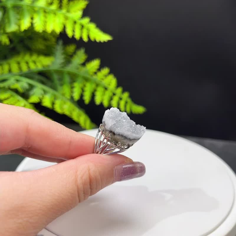 Gray agate live mouth ring with shaped original stone specimen starlight flash piece handmade ring S925 Silver lining skin color - แหวนทั่วไป - เครื่องประดับพลอย สีเทา