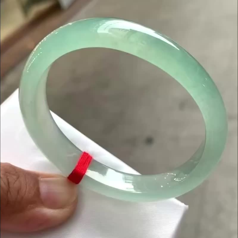 冰種 天然翡翠 緬甸 A玉 玉鐲 • 冰玻種湖綠翡翠貴妃鐲 - 手鍊/手環 - 玉石 綠色