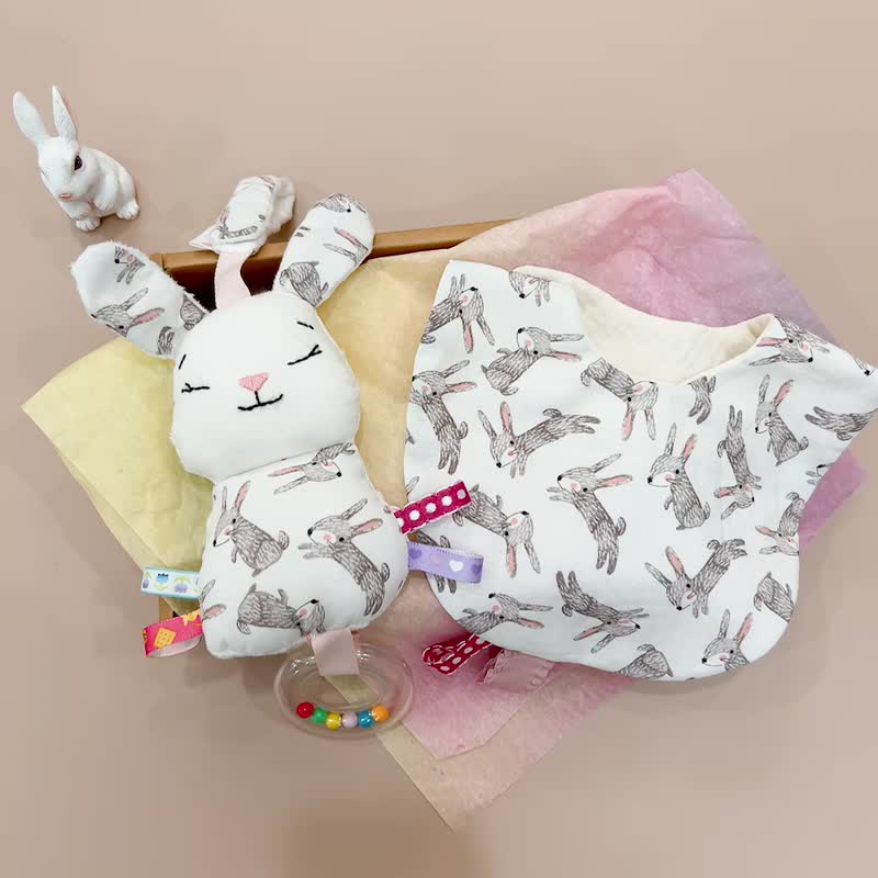 彌月禮盒 兔兔樂園 贈送禮盒包裝與提袋 寶寶手搖鈴 圍兜 - 嬰幼兒玩具/毛公仔 - 棉．麻 白色