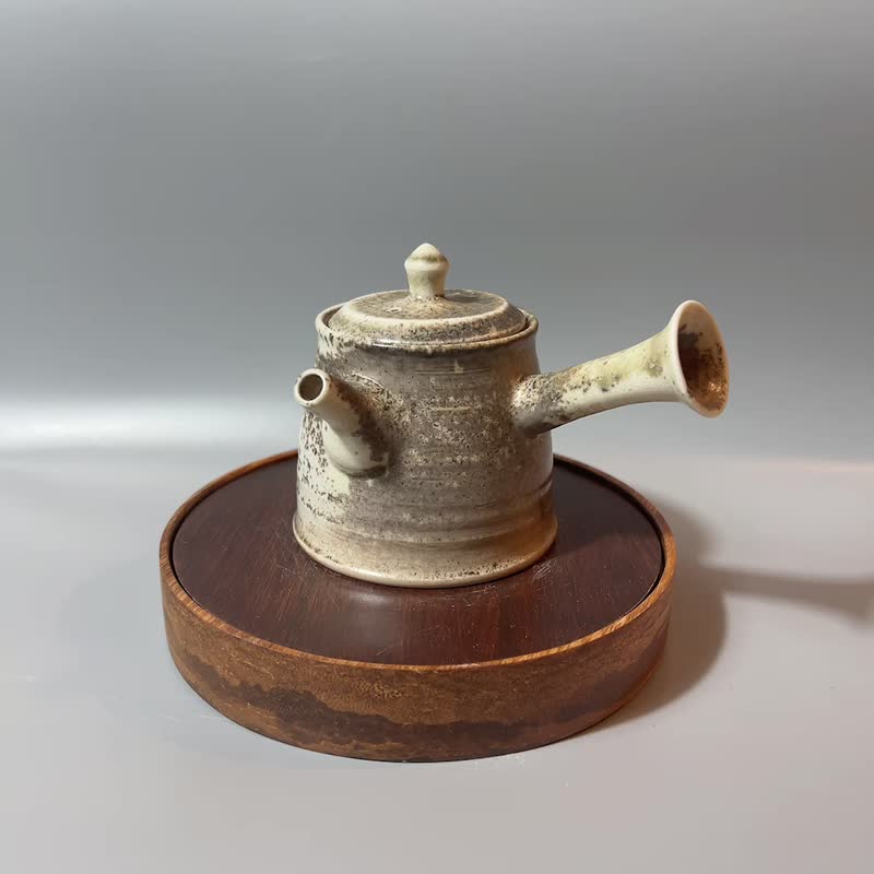 Firewood ash porcelain clay inner lid and side handle teapot/Handmade by Xiao Pingfan - Teapots & Teacups - Pottery 