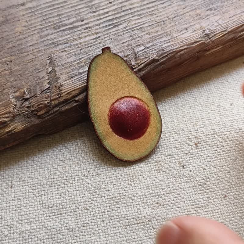[Taiwanese native avocado/single] hand-dyed leather/fruit/keychain/pin/cute/healing - ที่ห้อยกุญแจ - หนังแท้ สีเหลือง