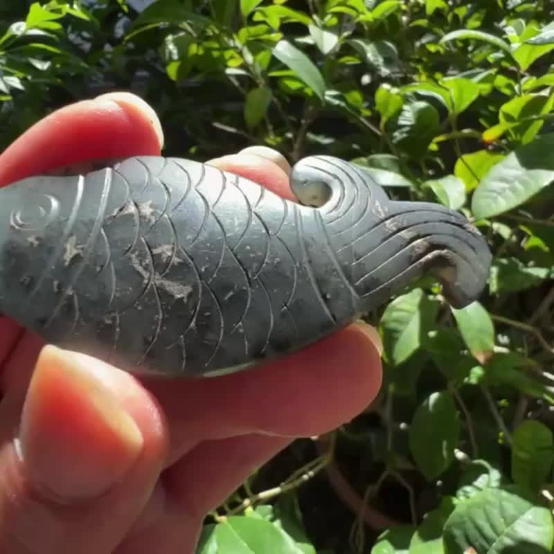 古代のヒスイの魚 ヒスイの魚のペンダント 古いヒスイのヒスイのペンダント 古いカルセドニー 古い部分 刻まれた鯉 龍門を飛び越える - チャーム - 翡翠 グレー