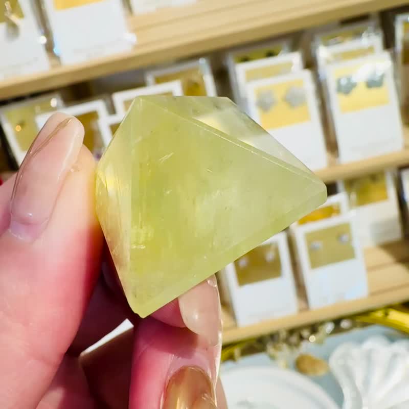 幸運のピラミッドイエロー2cmx2cm オーナメント 幸運のお金のエネルギー フィールド - 置物 - クリスタル イエロー