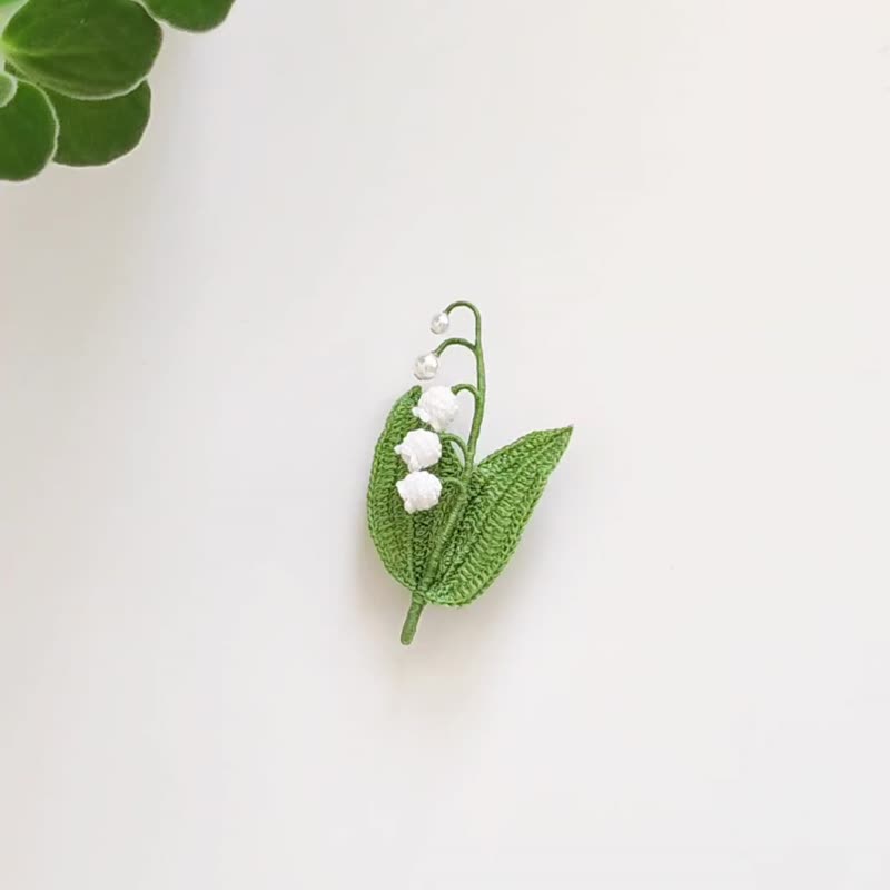 Lily of the valley brooch handmade/lace knitting/crochet/hand knitting/embroidery thread/ flower lover/resin pearl - Brooches - Thread White
