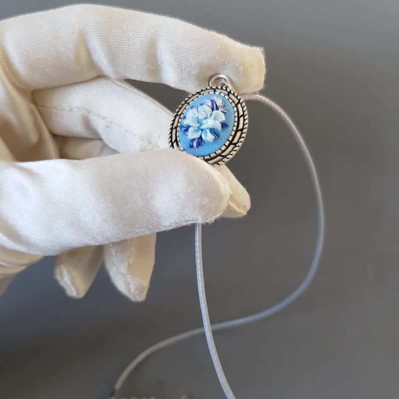 刺繡 珠寶 Ribbon embroidered pendant for her, handmade jewelry embroidery - 項鍊 - 絲．絹 藍色