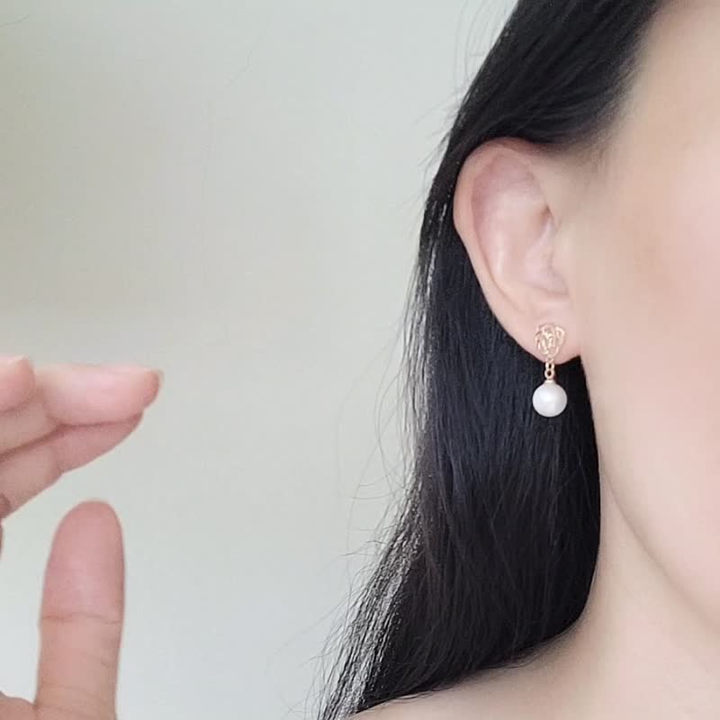 La Rose natural freshwater cultured pearl earrings 8mm pearl classic rose series - ต่างหู - ไข่มุก สีทอง