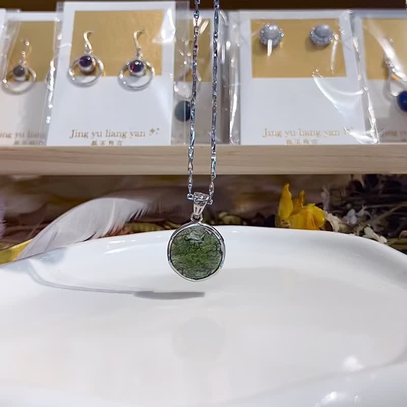 Ceiling glass crystal green meteorite David Czech meteorite 3.74g necklace eliminates depression and brings good luck - สร้อยข้อมือ - เครื่องประดับพลอย สีเขียว