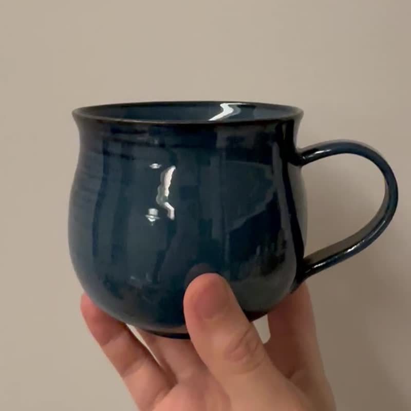 Hand thrown ceramic navy blue mug 300 ml - แก้วมัค/แก้วกาแฟ - ดินเผา สีน้ำเงิน