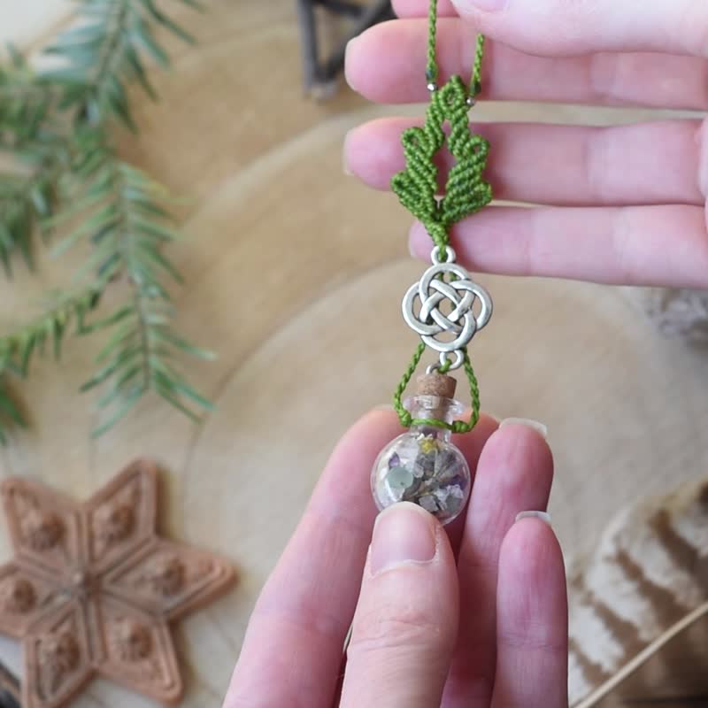 Wild Harmony spell bottle necklace, macrame green leaf necklace, green witch - 項鍊 - 寶石 綠色