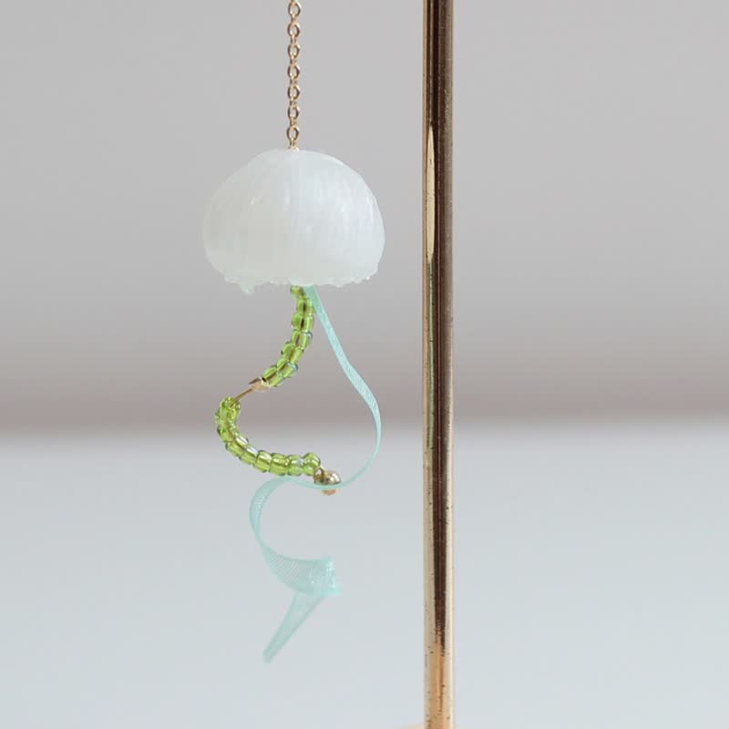Handmade Luminous Sea Moon Jellyfish Earrings Drape Wrong Lining Ear Hook Clip-On Beach Shell Summer - Earrings & Clip-ons - Other Materials White