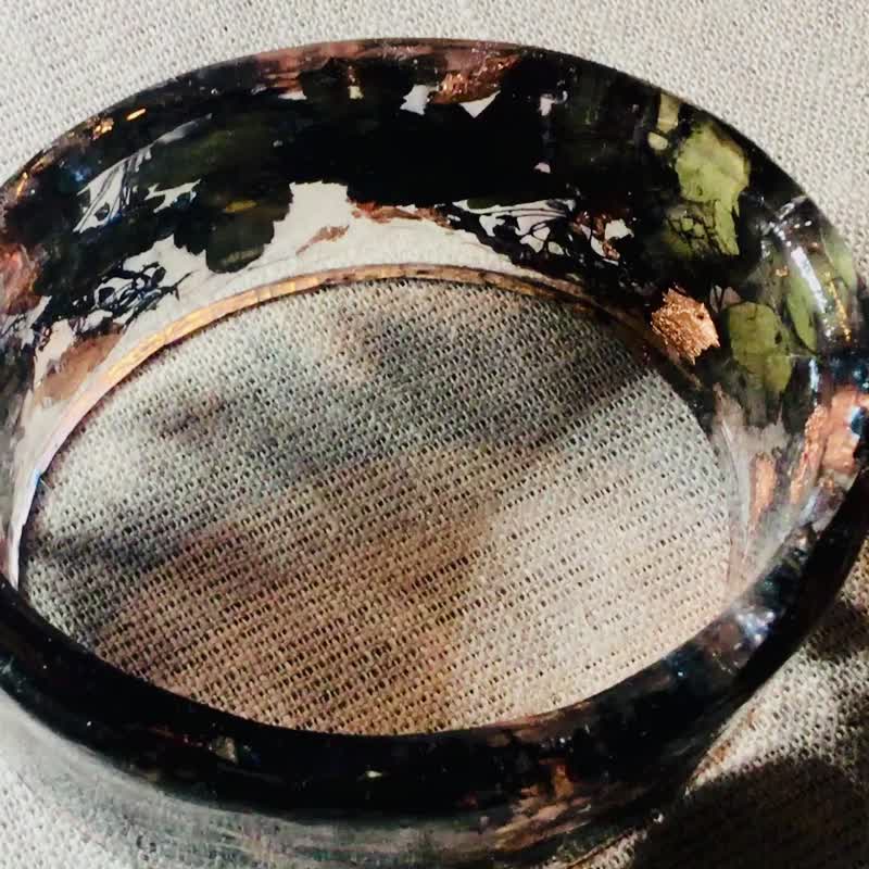 Black narcissus flowers bangle - 手鍊/手環 - 樹脂 黑色