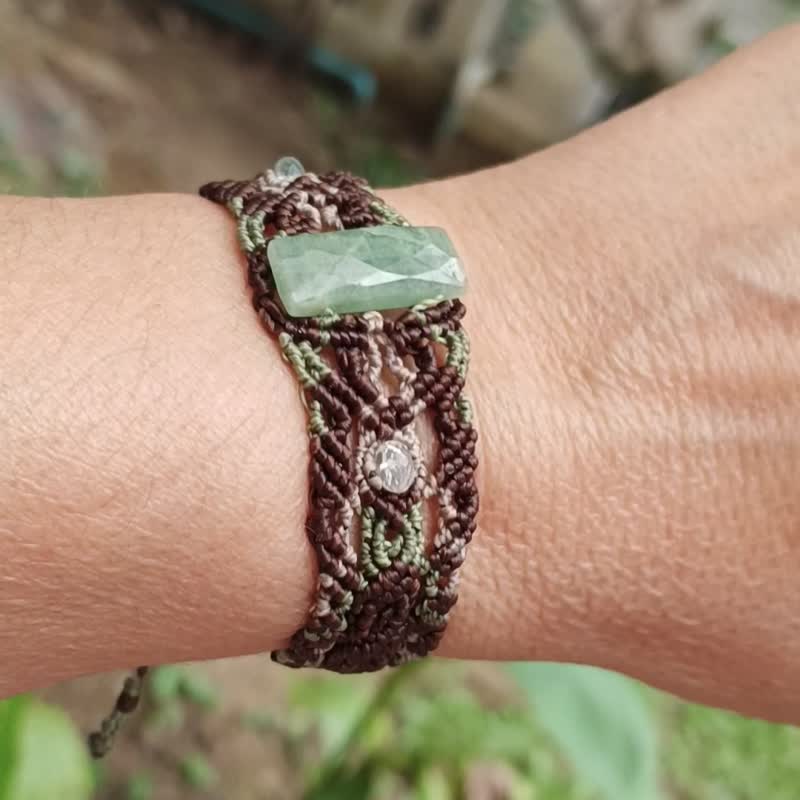 Macrame bracelet with aquamarine beads - สร้อยข้อมือ - เครื่องเพชรพลอย 