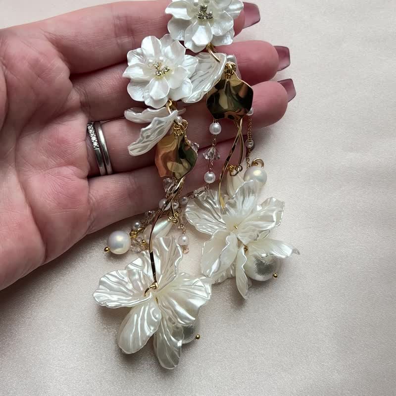 Flower lover flower gold pearl botanical wedding bridal wedding large earrings petals - Earrings & Clip-ons - Other Metals Gold