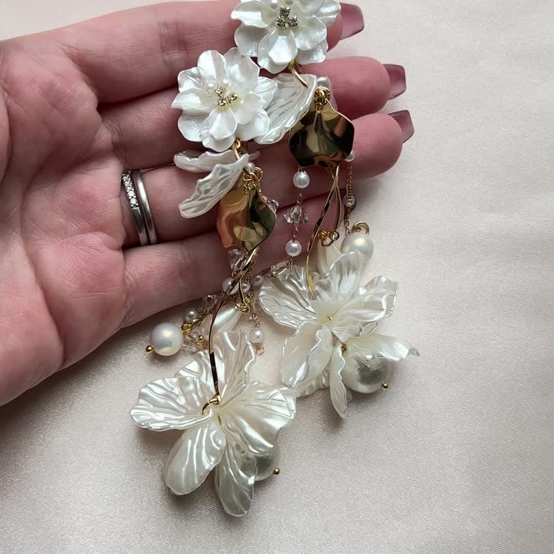 Flower lover flower gold pearl botanical wedding bridal wedding large earrings petals - ต่างหู - โลหะ สีทอง