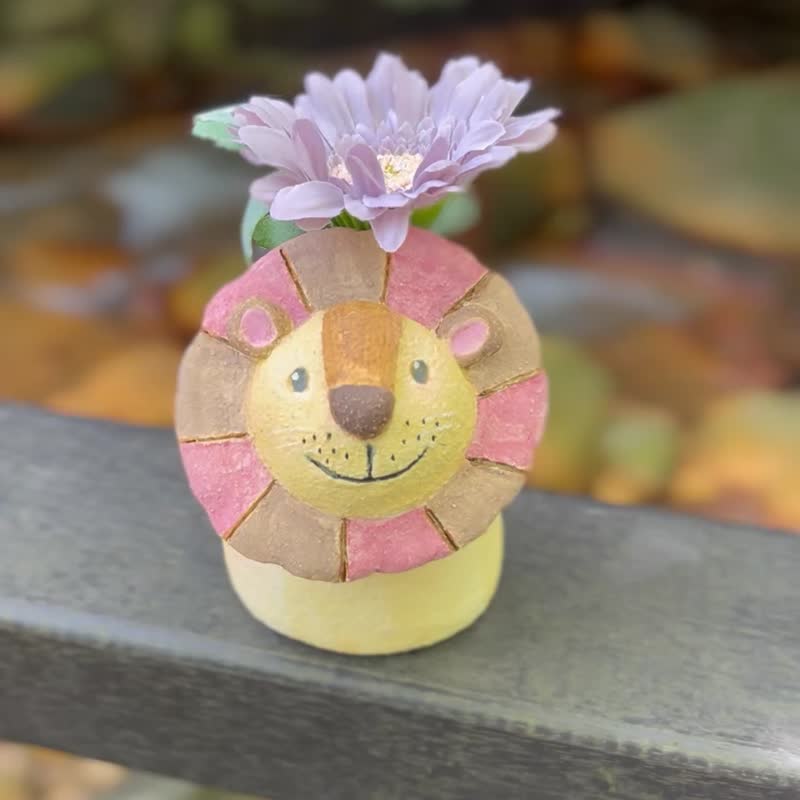 A Lu 小獅子陶花器/擺飾/禮物 進口高砂陶土 原創手作手繪 - 花瓶/花器 - 陶 多色
