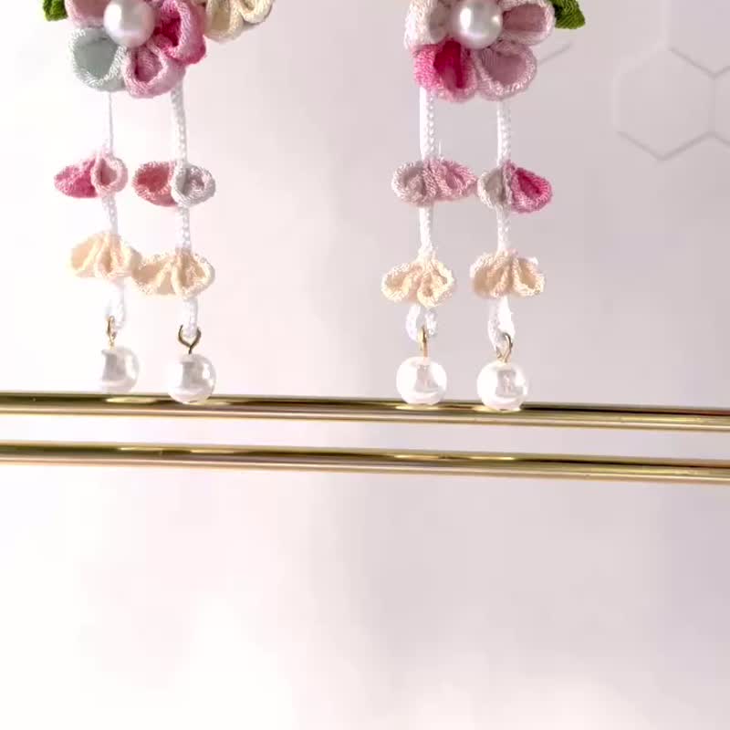 帶有大和撫子風情的花朵耳環 – 耳釘、摘花工藝、粉色、米色、和 - 耳環/耳夾/耳骨夾 - 其他人造纖維 粉紅色