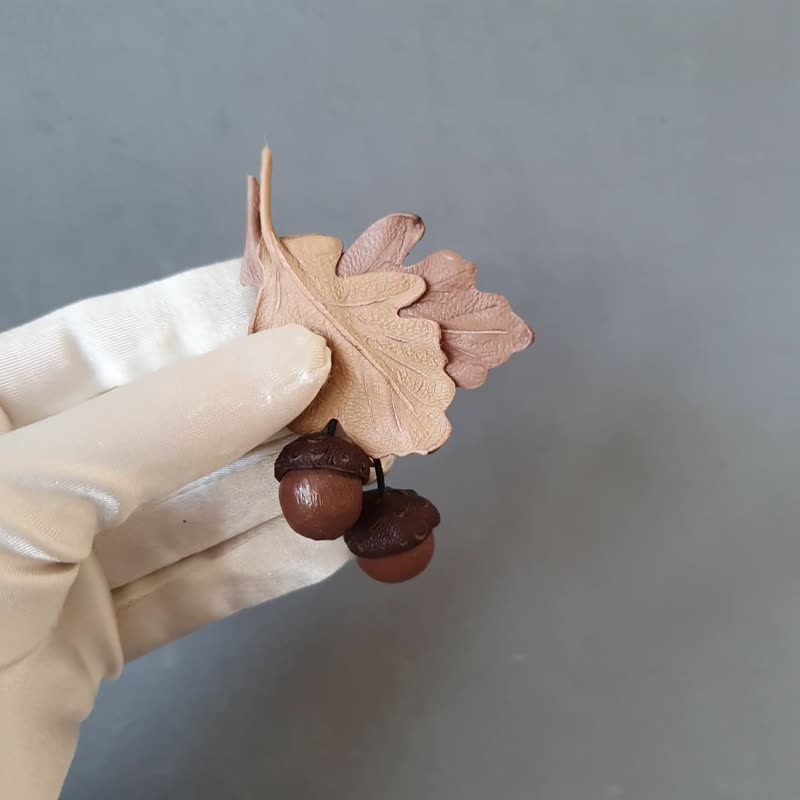Men's lapel pin leather acorns, Gift for him Leather boutonnierre - 胸針 - 真皮 咖啡色