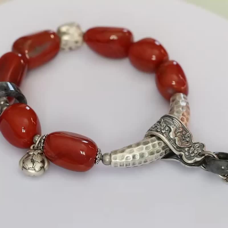 Natural Sichuan material Nanhong bracelet full color full flesh persimmon red with jadeite black chicken running ring Silver tassel - สร้อยข้อมือ - หยก 