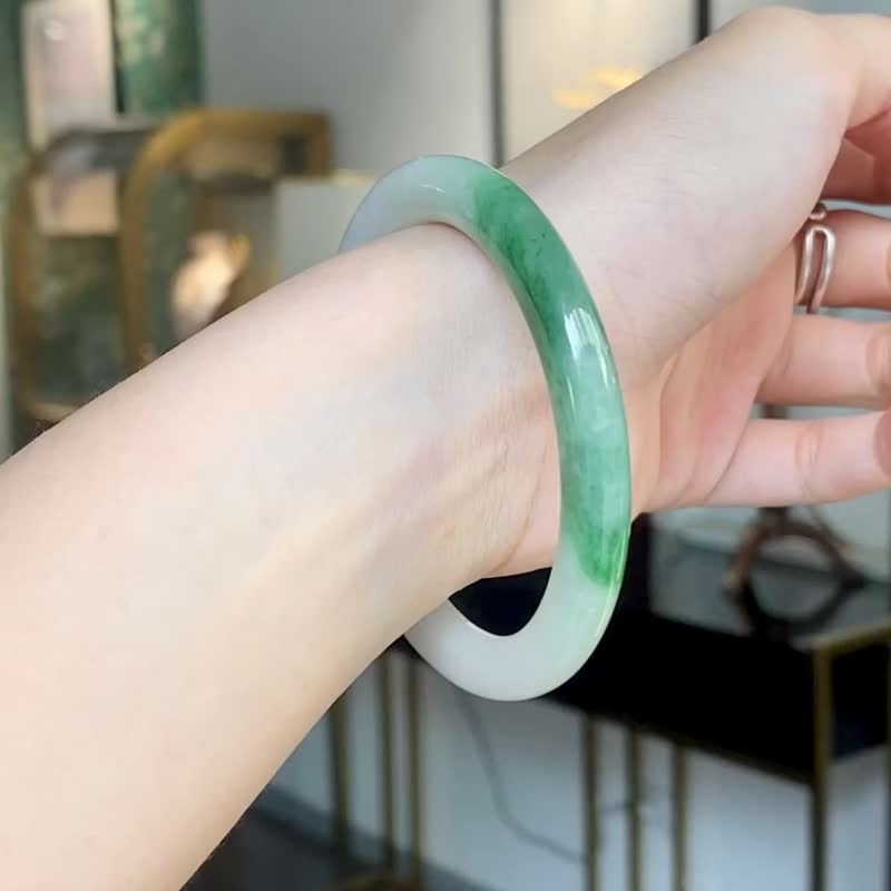 Mountain Fog | Ice glutinous species / white background green / thin round strip / round bone bracelet / wrist circumference 17.5 | Natural A-quality jadeite jade bracelet - Bracelets - Jade Green