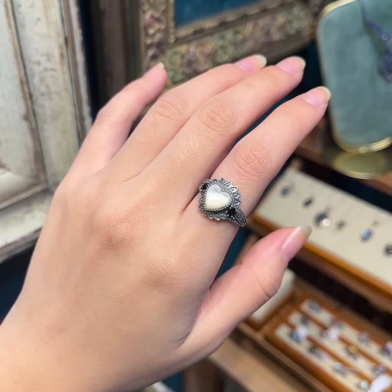 Xi Ying Yao 925 Sterling Silver White Shell Ring Natural Stone Ring Open Adjustable Handmade Silver Retro - แหวนทั่วไป - คริสตัล สีเงิน