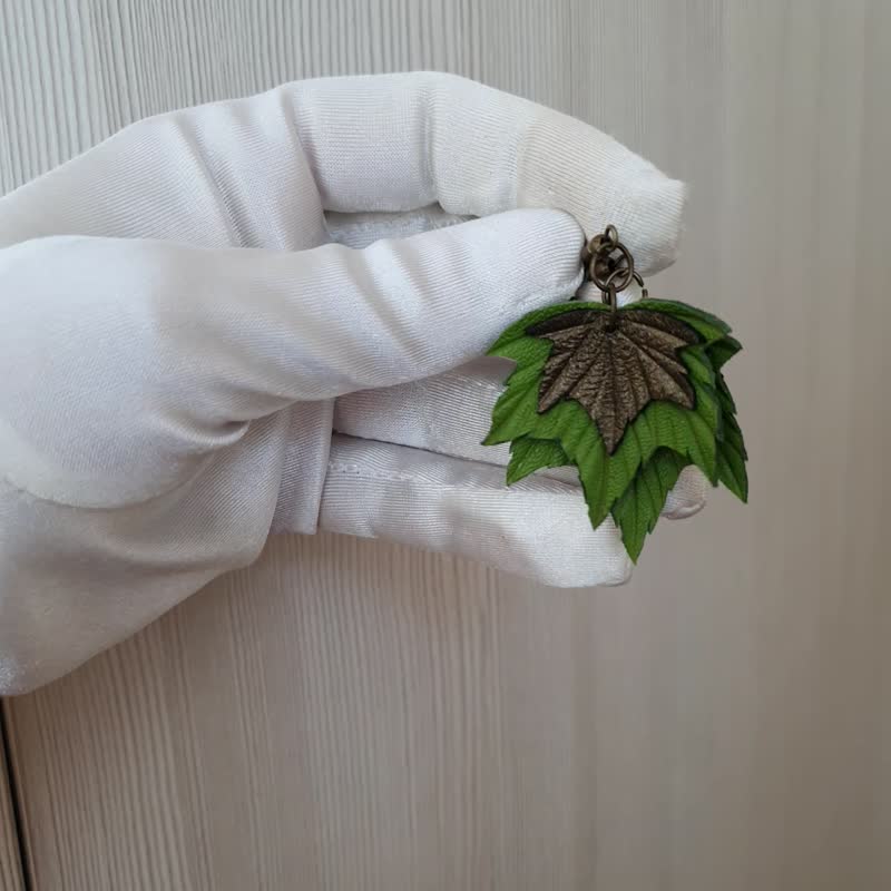 耳環 green leather earrings for her Leather women's jewelry - 耳環/耳夾/耳骨夾 - 真皮 綠色