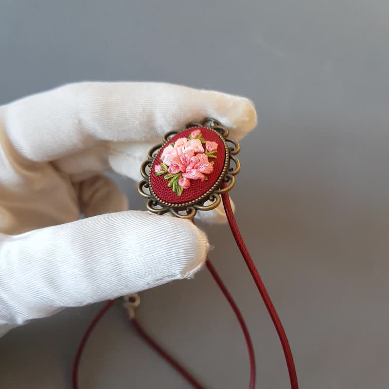 刺繡 珠寶 Ribbon embroidered pendant for her, handmade jewelry - 項鍊 - 絲．絹 紅色