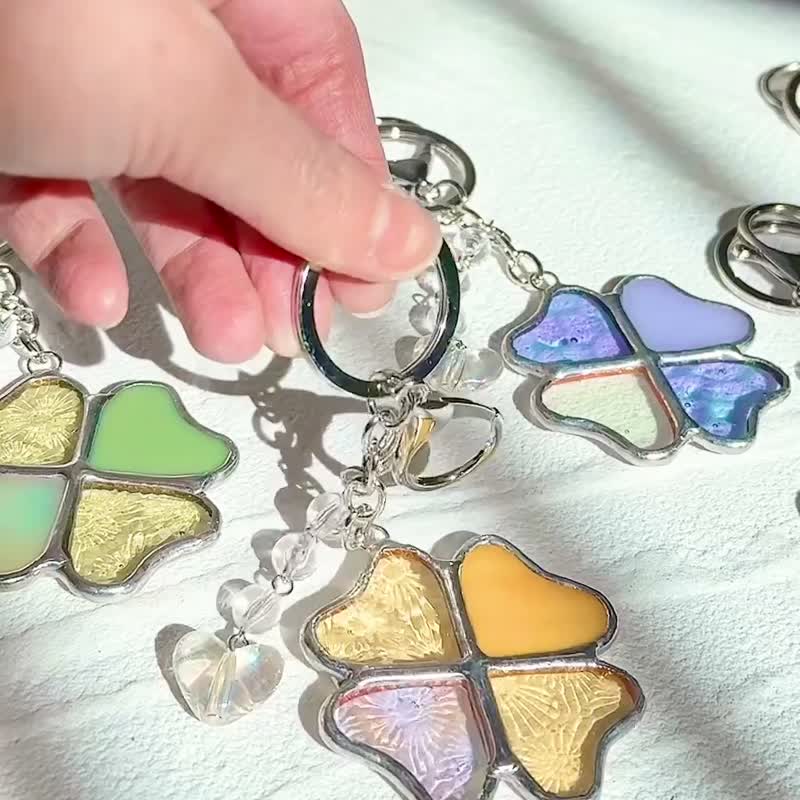 Four-leaf Clover Key Ring, Stained glass Keychains, Bag decor, Birthday Gifts - 鑰匙圈/鑰匙包 - 玻璃 綠色