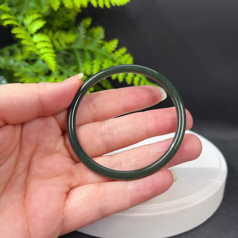 和田玉塔青手鐲 54MM 叮當款墨綠玉手環 附證書 嬌俏精細靈動可人 - 手鍊/手環 - 玉石 綠色