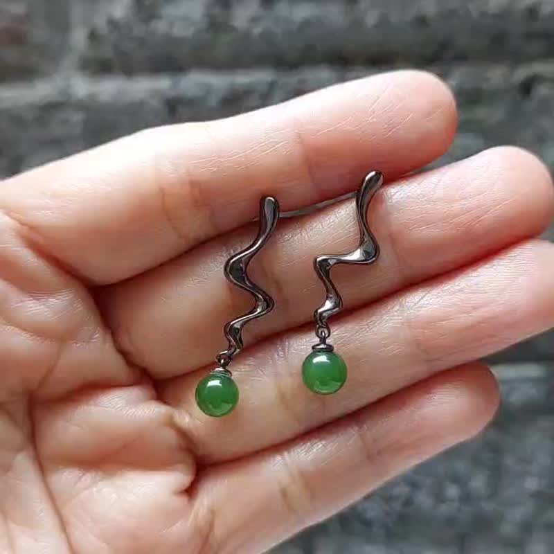台湾産ヒスイ ピアス 6mm | ブラックコーティング925シルバー・ミニマルデザイン・天然グリーンジェムストーンジュエリー - ピアス・イヤリング - 翡翠 グリーン