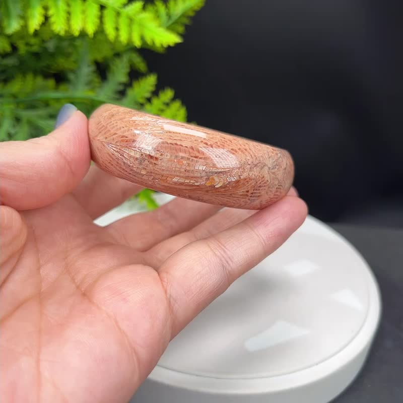 精品 粉色珊瑚玉手鐲 57MM 冰潤高瓷玉化 大花鳳尾紋 脈輪異性緣 - 手鍊/手環 - 玉石 粉紅色