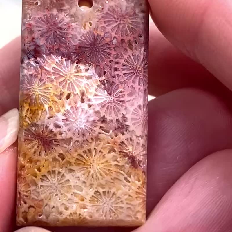 Indonesian Coral Jade Pendant with Brown Chinese Knot - สร้อยคอ - เปลือกหอย หลากหลายสี